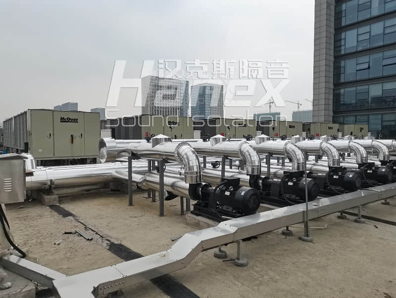 圖1現場冷水機組、水泵、管道與辦公樓位置-副本